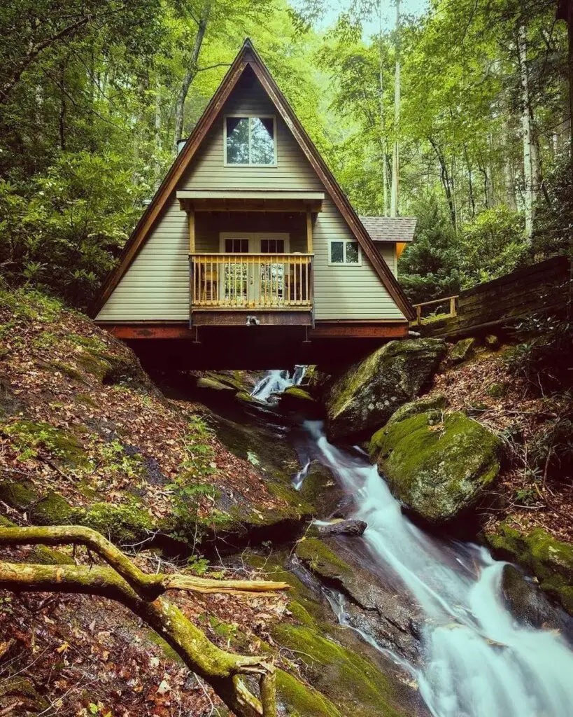 Casa de campo em madeira sobre riacho
